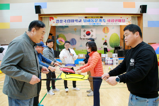 명랑운동회 중 경상대 동문들의 협동공튀기기 게임 장면