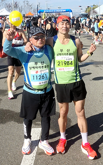 한옥두(왼쪽) 고문과 정현태 사무국장