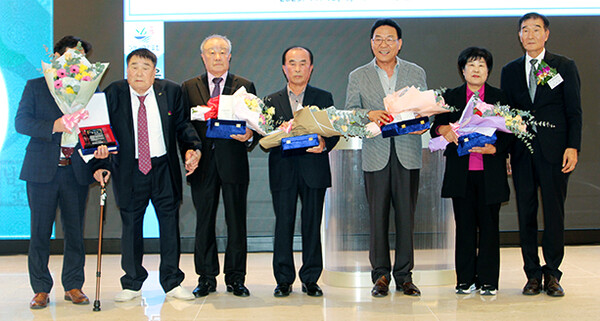 재부남해군남면향우회 창립 70주년 기념식에서 향우회 발전을 위해 헌신한 분들에게 공로패를 전달했다