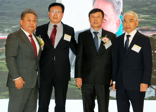 신임 집행부(왼쪽부터 오송훈 신임회장, 이기옥 감사, 박정면 감사, 장길표 사무국장)