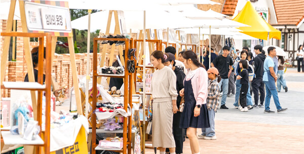 독일마을 광장에서 진행돼온 도르프 청년마켓이 지난 8일을 끝으로 3년간의 여정을 마치고 마무리됐다. 그동안 광장의 주말 콘텐츠로 자리잡은 마켓은 셀러와 방문객 모두에게 호평을 받았다