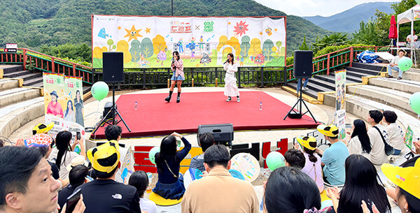 10월 맥주축제 때 원예예술촌에서 열린 도르프 청년마켓은 셀러들 외에도 다양한 인플루언서와 가수들이 퍼포먼스와 공연을 선보여 호응을 얻었다