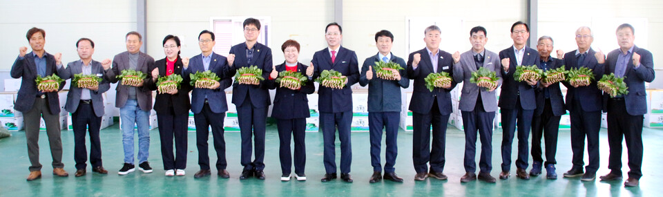 올해 초반 시금치 시세는 지난해 극심한 습해 피해를 딛고 물량과 가격이 동반 상승한 가운데, 2025년산 남해시금치 ‘보물초’의 본격적인 출하를 알리는 초매식이 지난 14일 새남해농협 공판장에서 열렸다