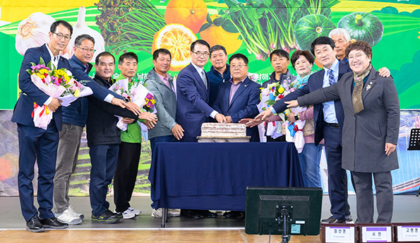지난 18일 ‘남해군 후계농업경영인 가족한마음대회’에서 회갑을 맞은 농업인을 축하하는 자리가 마련됐다