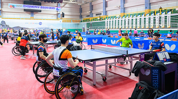 전국장애인탁구 대회에는 전국 17개 시·도에서 400여 명의 선수가 참가해 자웅을 다투었다