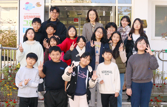 설천초 4~6학년 그림책 작가들이 지난 14일 눈내골목욕탕미술관에서 출판기념회를 가졌다