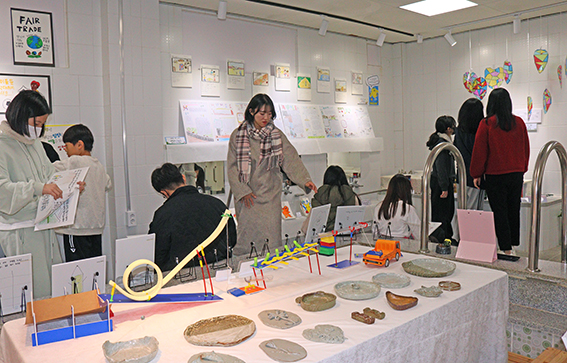 설천초 학생들과 교사들이 전시장을 둘러보고 있다